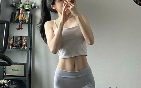 你能看出有這樣「完美馬甲線身材」的小姐姐，是一位辣媽嗎？