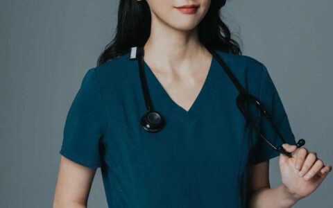 美女醫生脫去白大褂，惹火身材、犯規曲線引舔屏…