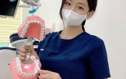 牙科診所「女護士」曬健身照意外走紅，引得網友直呼：想去看牙了