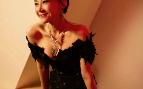 53歲許晴凍齡女神，飽滿翹臀，年過半百、為何身材依舊性感？