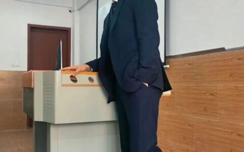 現在的「大學男老師」都這麼清爽利落，硬朗帥氣？