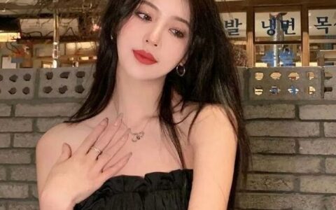 浙江「傳媒校花」曬照，尤物身材太棒了吧…