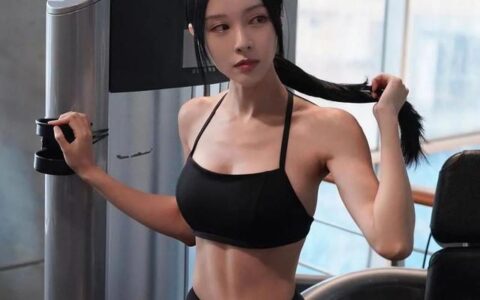 「鋼琴女神」身材完美曲線吸睛，網友：不會彈鋼琴的健身女郎？
