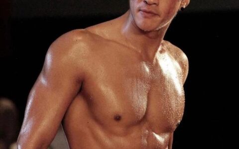 46歲何潤東八塊腹肌最撩人，比卷腹最難練細節，很多人不知道