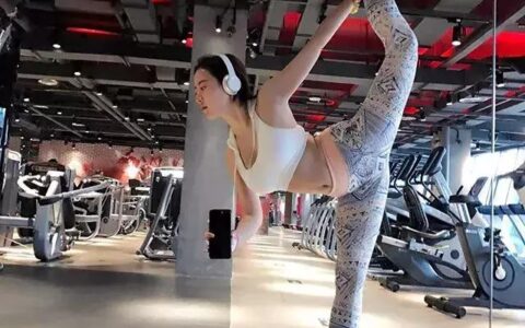 73歲白發奶奶堅持健身13年，如今卻活得像17歲少女…