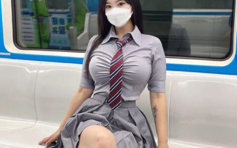 坐地鐵遇到大長腿美女小姐姐，你會不會坐過站？