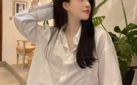 穿襯衫也藏不住完美身材，網友：這才讓人心動