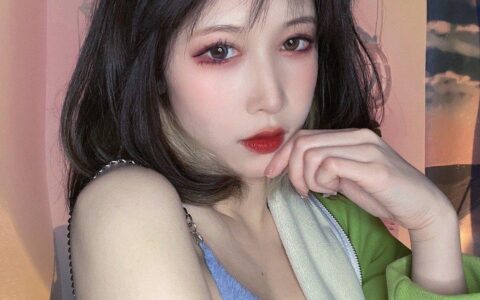 00後美女校花，直角肩身材，3個動作，練同款