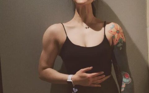 當這位空姐脫下制服走進健身房，真的是讓人刮目相看！