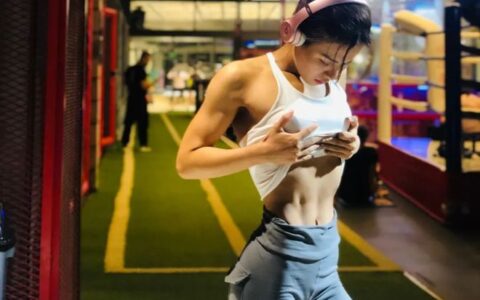 清晰健美的腹肌，這個健身女神，散發出積極自信的正能量
