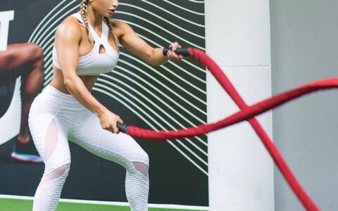 紐西蘭健身模特，堅持7年獲得WBFF比基尼模特身材，圈粉無數