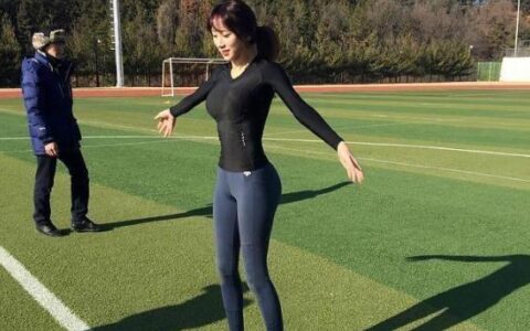 美就算了，身材還好！s型的身材，被稱為韓國「最美體育老師」