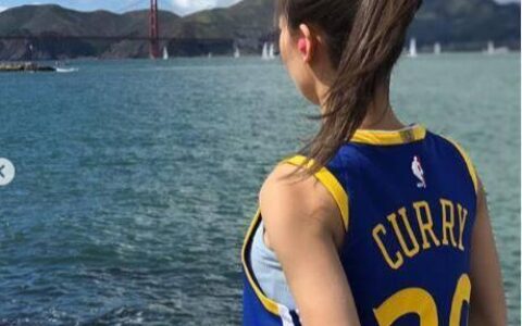 日本NBA記者宮河麻耶，知性臉身材火辣，美出天際，有究極美臀