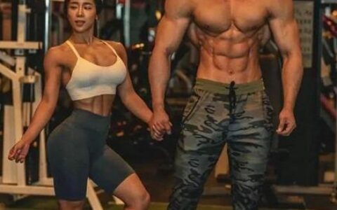 太有安全感了！這對健身情侶，上演「肌肉版」最萌身高差，羨慕了