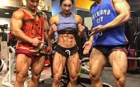 韓國女健美選手，神似霍思燕，粗壯大腿如牛蛙