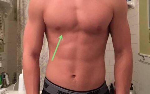 胸肌兩邊不對稱？做好單手啞鈴動作，讓你的胸肌變協調