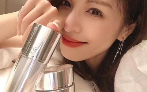 52歲的她，狀態身材宛如少女，與兒子似情侶，公開她的凍齡寶典