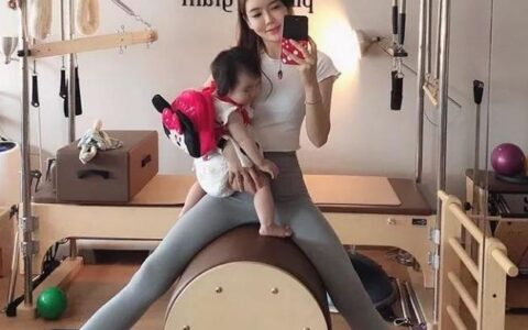 28歲韓國辣媽，抱著女兒健身，這身材哪像生過女兒的！凹凸有致