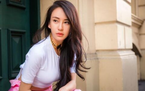 瑜伽女神母其彌雅，33歲依然保持完美身材，刻苦訓練擁有真功夫