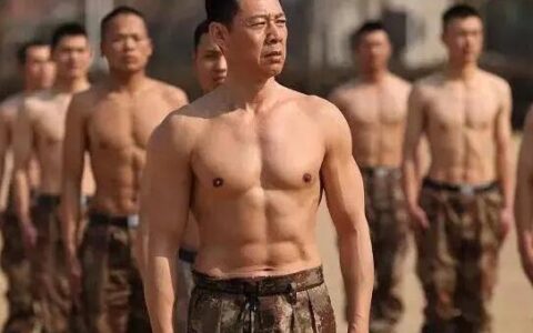 64歲的張豐毅在單槓上倒立，同時與兩人掰手腕，還能完成劈叉動作