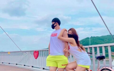 36歲老阿姨憑啥撩走23歲肌肉小哥？網友：看到身材後，我羨慕了