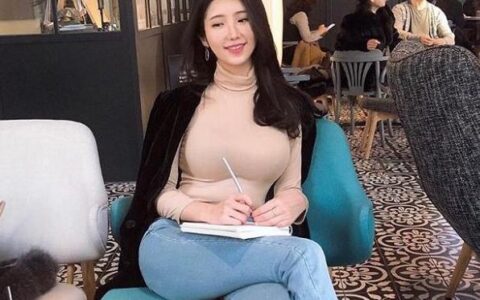 微胖老師，身材圓潤飽滿，坦言健身為塑形不為其他！！