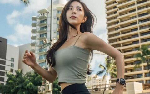 擁有蜂腰細臀的神顏健身教練Bora Kim！