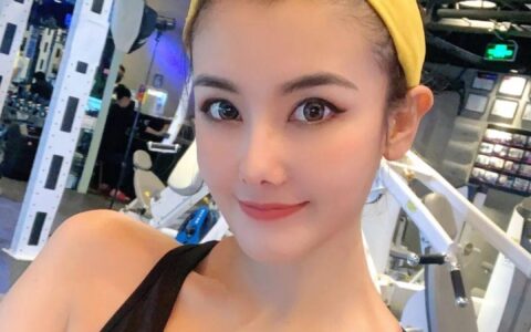 新疆98年女孩，混血顏值搭配曲線身材，健身讓她更自信！