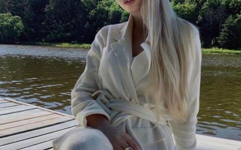 戰斗民族精緻美女，身材犯規氣質出眾，想要同款氣質教你這樣做