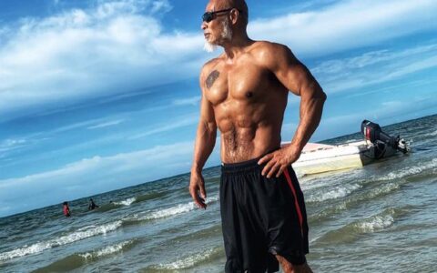65歲大爺堅持健身，練出一身強壯的肌肉，年輕人看到都自愧不如
