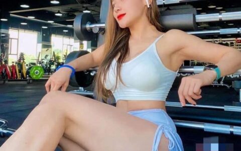 97年圍度1米+「球臀女神」深蹲100kg！這畫面也太刺激了…