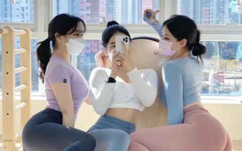 你知道為什麼健身房裡小姐姐，都喜歡「跪著凹造型拍照」嗎？