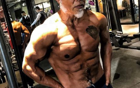 65歲的大爺，堅持健身21年，身材超越大多數年輕人