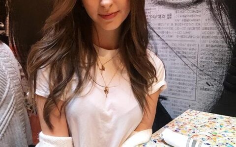 又純又欲的「性感超模」，一張襯衫真空照撩瘋了…