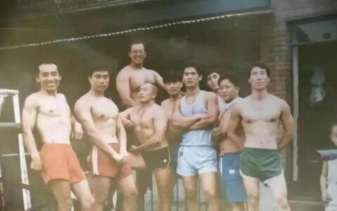 北京破舊健身房的老人火了！平均年齡60歲，肌肉身材不輸年輕小伙