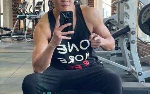 48歲何潤東近照曝光，肌肉照夸張！這是真猛男….