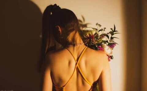 女生練背有什麼好處？5個動作迷人線條，穿衣服更好看