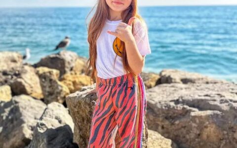 她5歲沉迷擼鐵，7歲秀出六塊腹肌，網友都看傻了....
