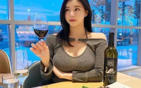 微胖界的「頂級美人」，迷人的身材比例，欲透了…