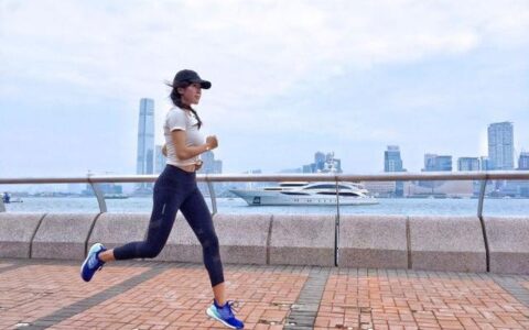 中國健身女孩姜黎明，身高174厘米，健美身材不輸歐美達人
