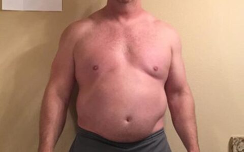 44歲男子挑戰自我，3個月將啤酒肚練成6塊腹肌
