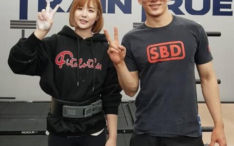 韓國165厘米健身女孩，硬拉320斤槓鈴，網友：川字線漂亮
