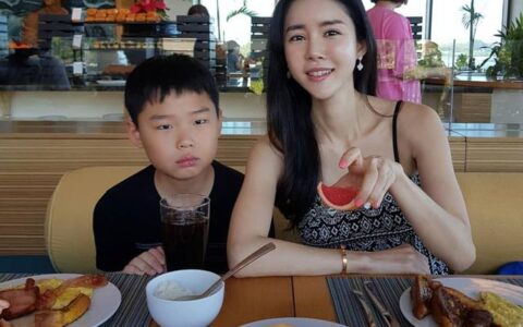 35歲寶媽分享家庭健身法，兒子已經上小學，身材不輸少女