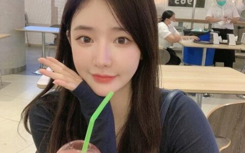 火辣新娘妝造型，外型很韓風，臉蛋甜甜的，個性很活潑可愛呢