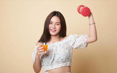 雙胞胎姐妹合體秀身材，像到父母認不出，網友：選左還是選右？