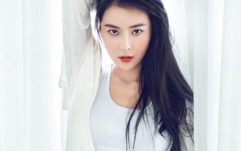交大模特學姐吳丹女神范十足，身材纖細滿屏大長腿吸睛，氣質滿分