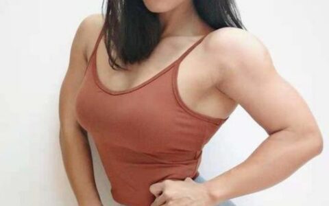 美女語文教師，酷愛健身練成金剛芭比，曾產後肥胖達到160斤？
