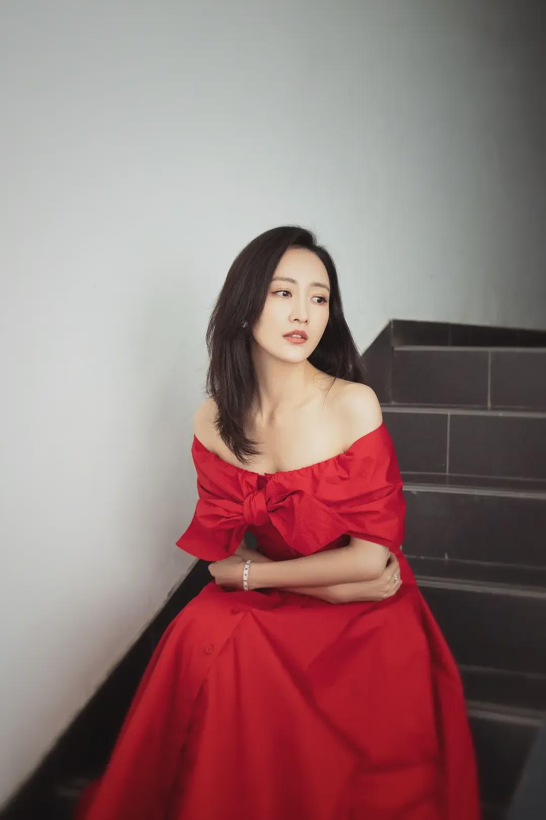 黑絲大長腿，性感又有女人味，誰誰不喜歡？