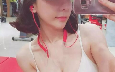 35歲翹臀阿姨，竟泡走26歲小鮮肉，這「水蜜桃」身材我淪陷了...