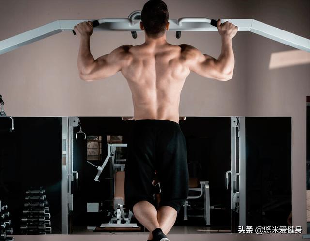 引體向上拉不起來？針對強化手臂和背部肌肉，用9個動作就能練好